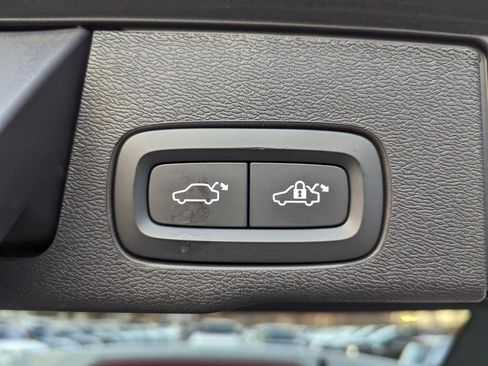 Used 2022 Volvo XC60 B5 R-Design w/ Advanced Package image 47