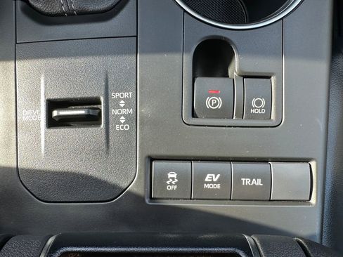 Used 2022 Toyota Highlander XLE image 22