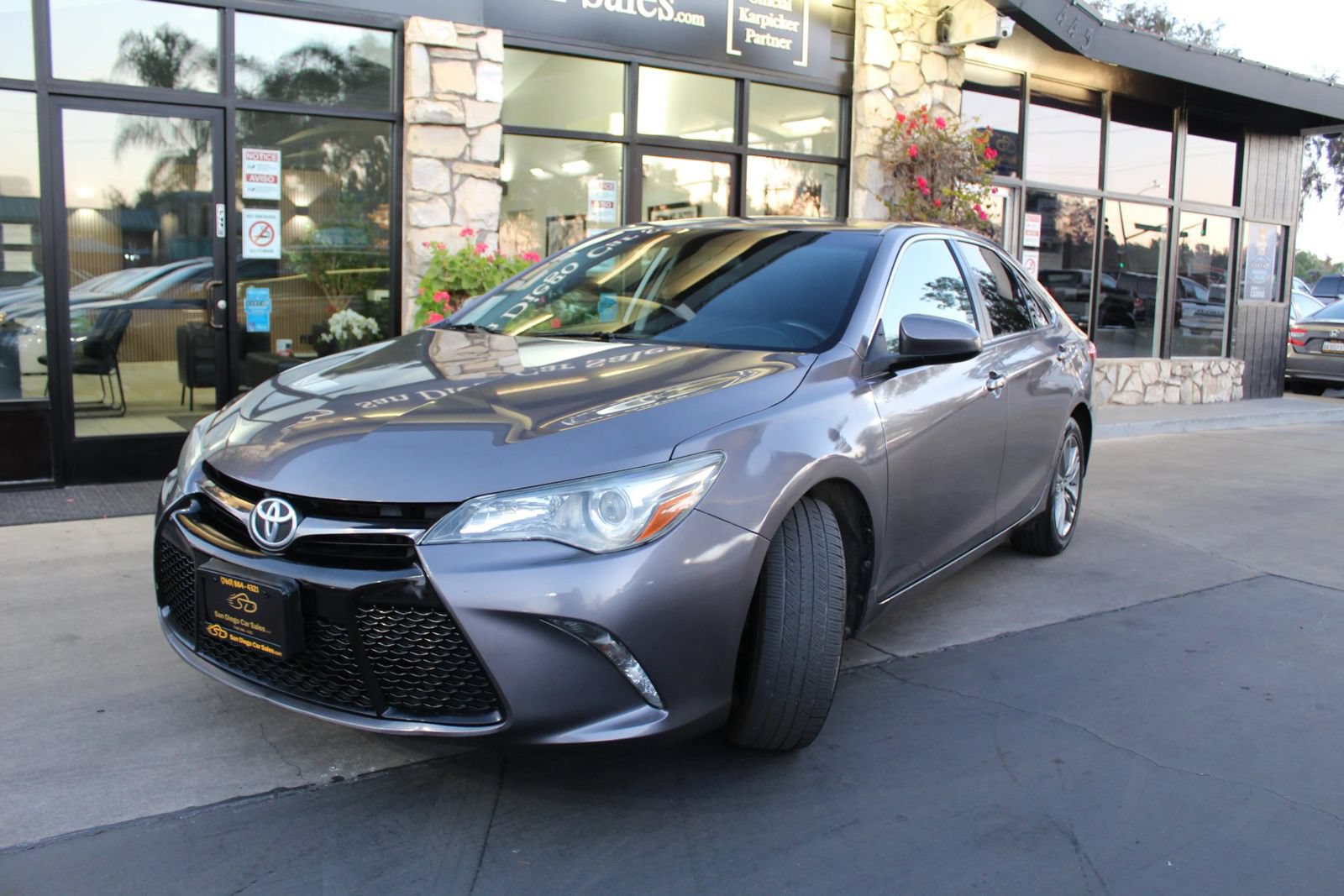 Used 2016 Toyota Camry SE FWD image 1