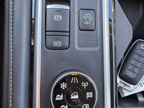 Used 2025 Nissan Pathfinder SL image 25