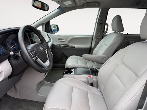 Used 2015 Toyota Sienna XLE AWD/4WD image 9