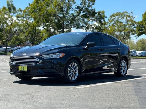 Used 2017 Ford Fusion SE w/ Fusion SE Technology Package FWD image 1