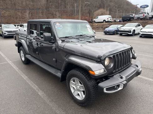 Used 2022 Jeep Gladiator Sport image 3