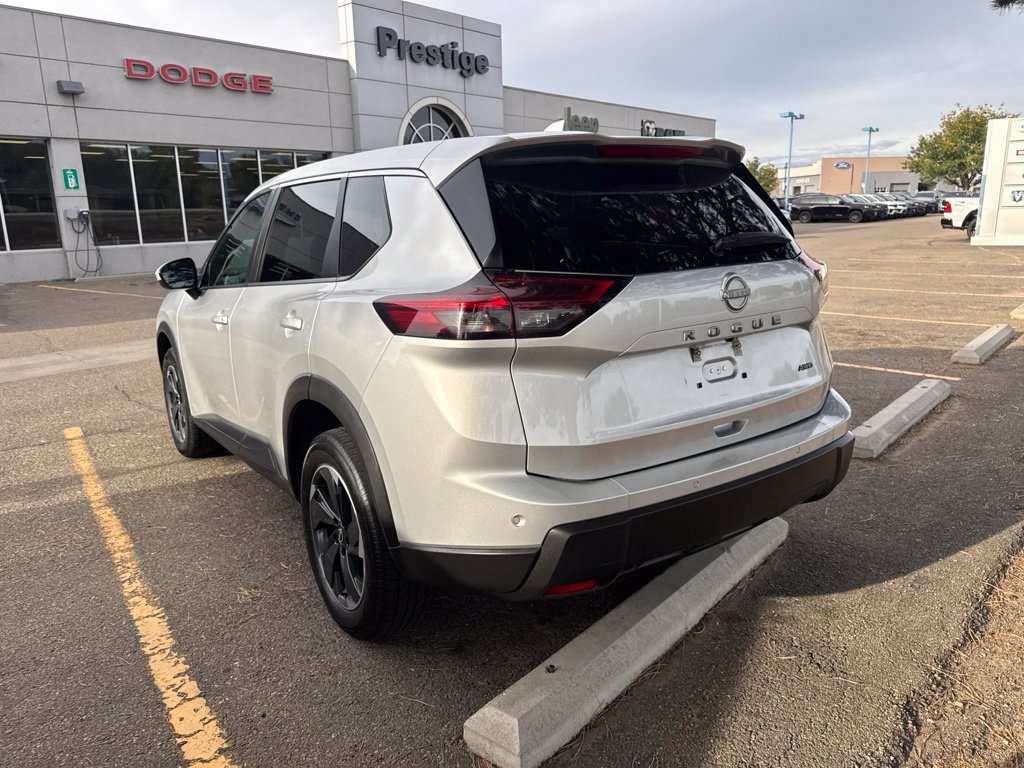 Used 2025 Nissan Rogue SV AWD/4WD image 10
