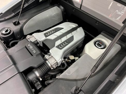 Used 2015 Audi R8 V8 w/ Extended Leather Package AWD/4WD image 28