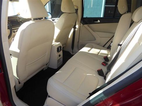 Used 2016 Volkswagen Tiguan SE image 18