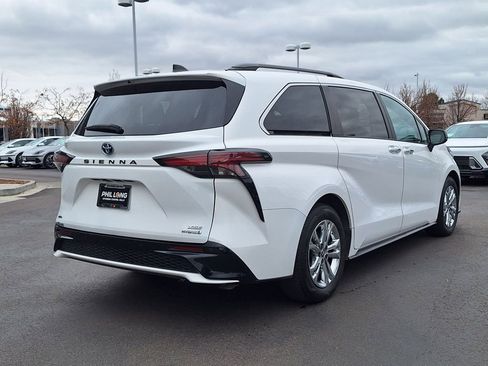 Used 2023 Toyota Sienna XSE w/ XSE Plus Package image 3