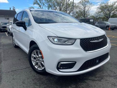 Certified 2024 Chrysler Pacifica Touring-L FWD image 1