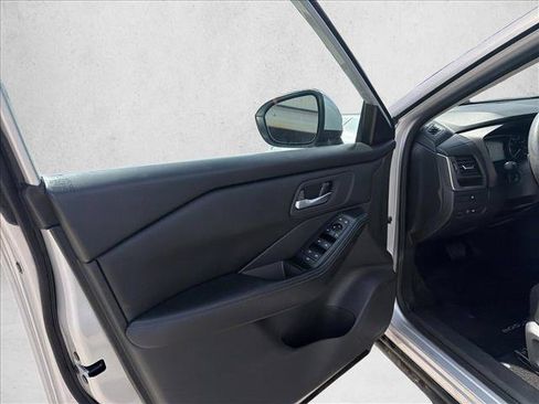 Used 2024 Nissan Rogue SV AWD/4WD image 9