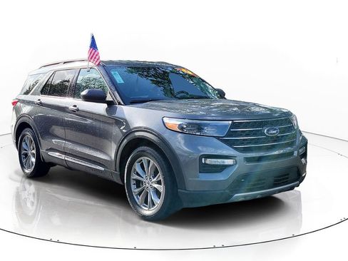 Used 2023 Ford Explorer XLT w/ Equipment Group 202A RWD image 2