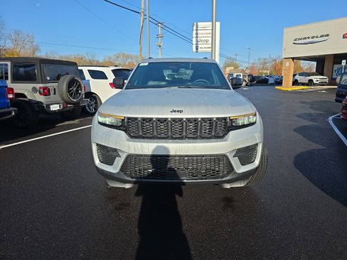 New 2025 Jeep Grand Cherokee Altitude image 16