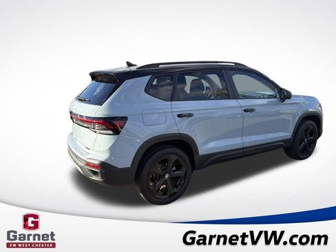 Certified 2025 Volkswagen Taos SE image 5