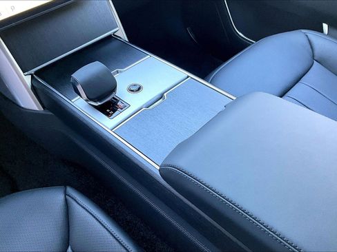 New 2026 Land Rover Range Rover Long Wheelbase SE image 9