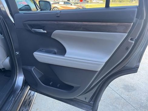 Used 2025 Toyota Highlander Platinum image 14