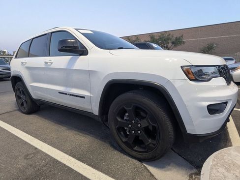Used 2020 Jeep Grand Cherokee Laredo RWD image 2