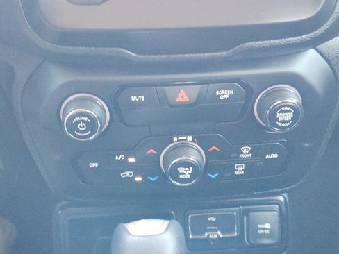 Used 2018 Jeep Renegade Latitude image 19