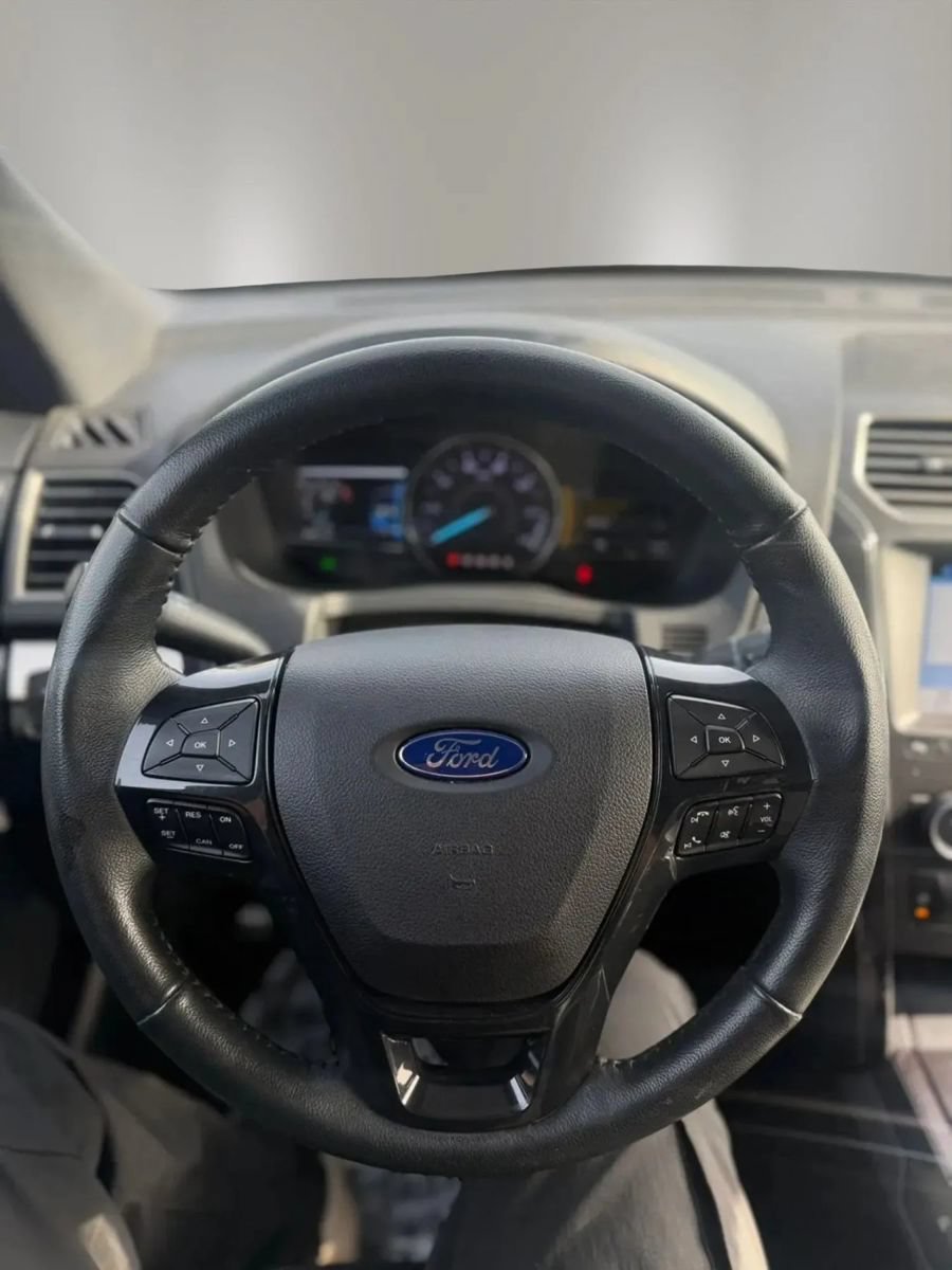 Used 2018 Ford Explorer XLT w/ Equipment Group 202A AWD/4WD image 12