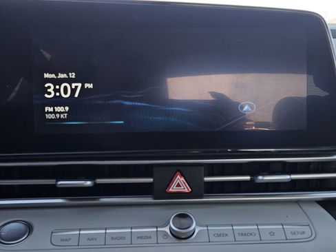 New 2025 Hyundai Elantra Limited FWD image 17