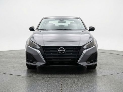 Used 2025 Nissan Altima 2.5 SV FWD image 2