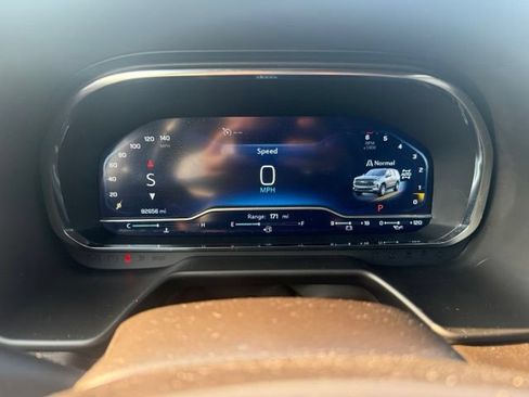 Used 2022 Chevrolet Suburban LT w/ Luxury Package AWD/4WD image 16