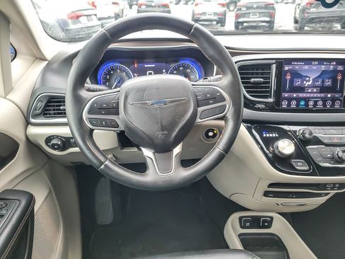 Used 2018 Chrysler Pacifica Touring-L Plus w/ Tire & Wheel Group image 12