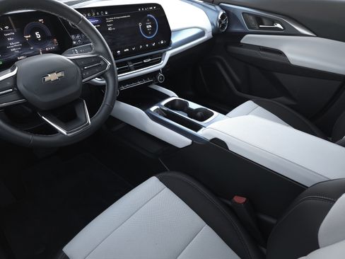 Used 2025 Chevrolet Equinox EV LT image 13