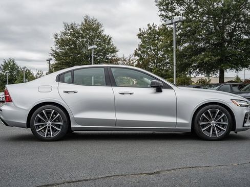 Certified 2022 Volvo S60 B5 Momentum w/ Premium Package image 4