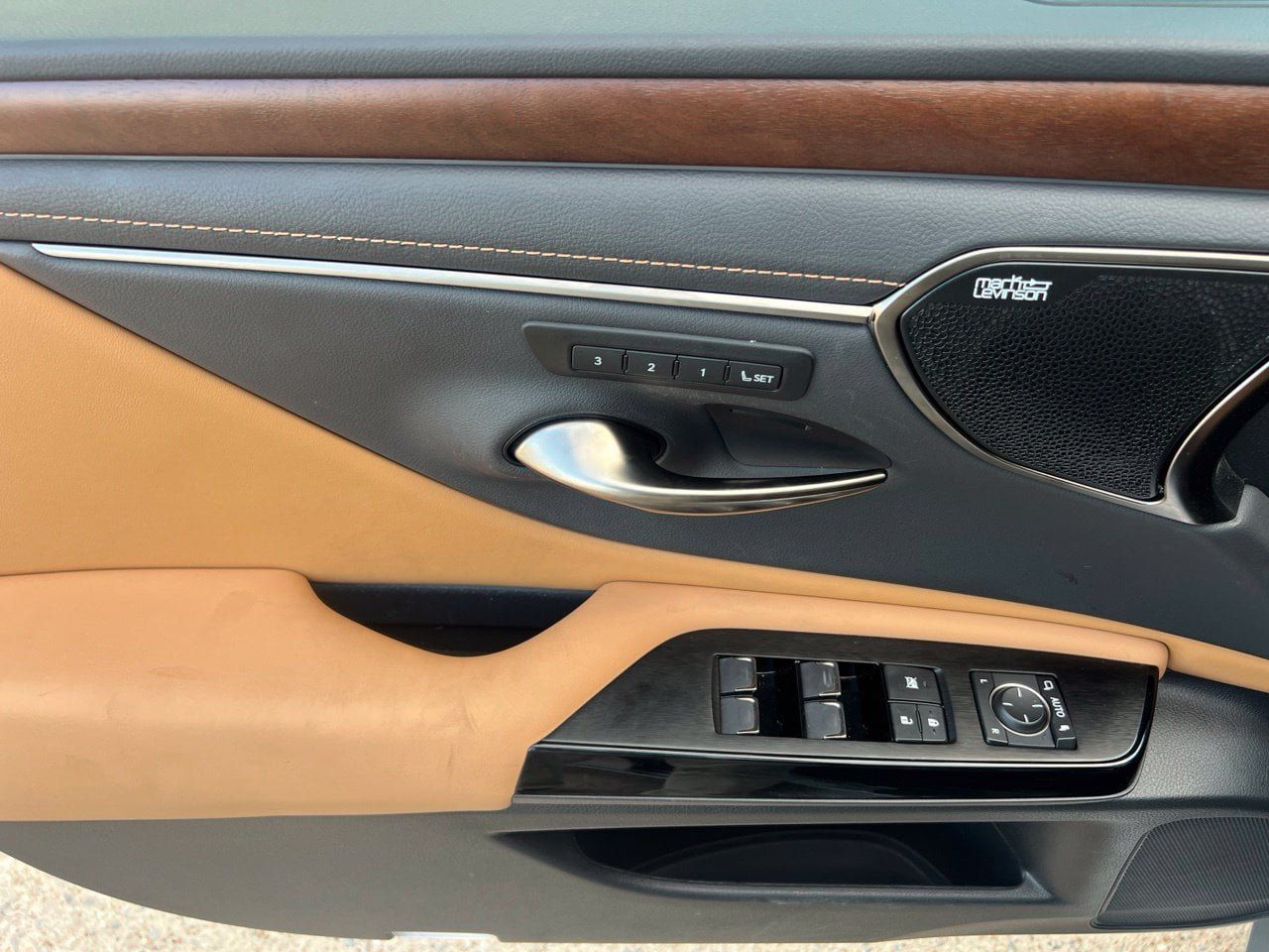 Used 2025 Lexus ES 350 Ultra Luxury w/ Accessory Package (Z2) FWD image 8
