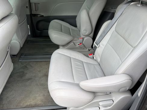 Used 2016 Toyota Sienna XLE FWD image 27