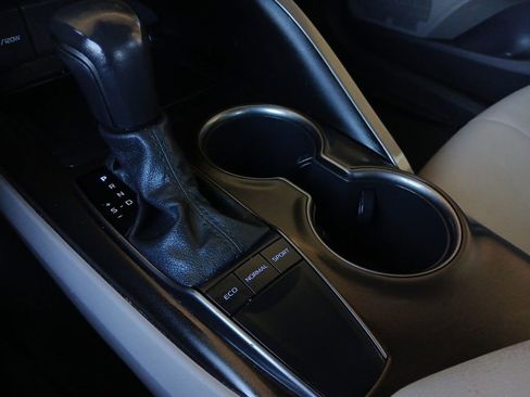Used 2022 Toyota Camry SE FWD image 19