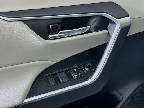 Used 2021 Toyota RAV4 XLE image 15