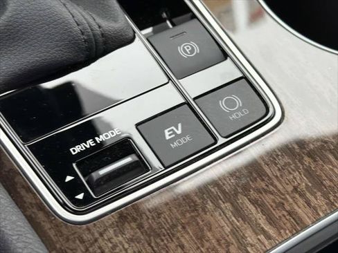 Certified 2025 Toyota Sienna Platinum FWD image 19