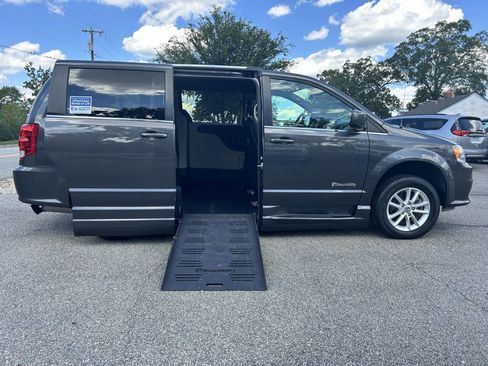 Used 2019 Dodge Grand Caravan SXT image 4