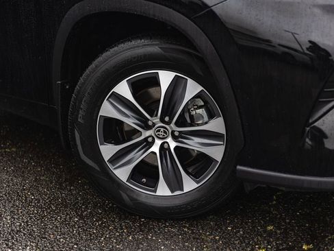 Used 2023 Toyota Highlander XLE image 4