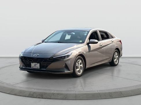 Used 2023 Hyundai Elantra SE w/ Preferred Accessory Package FWD image 3