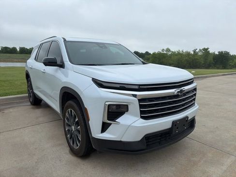 Used 2026 Chevrolet Traverse LT w/ Sun and Wheel Package image 4