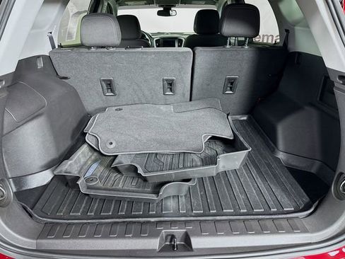 Used 2024 GMC Terrain SLE w/ Driver Convenience Package image 24