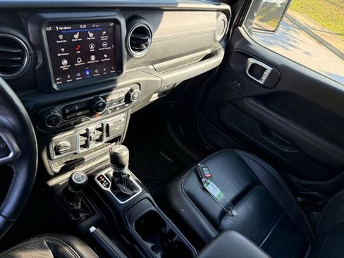 Used 2019 Jeep Wrangler Unlimited Sahara AWD/4WD image 31