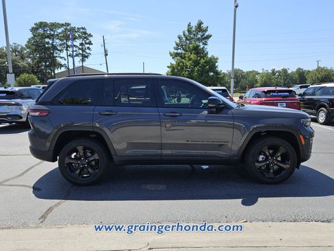 Used 2024 Jeep Grand Cherokee Limited w/ Black Appearance Package AWD/4WD image 6