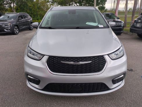 Used 2023 Chrysler Pacifica Touring-L image 3
