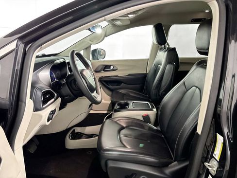 Used 2023 Chrysler Pacifica Touring-L FWD image 11