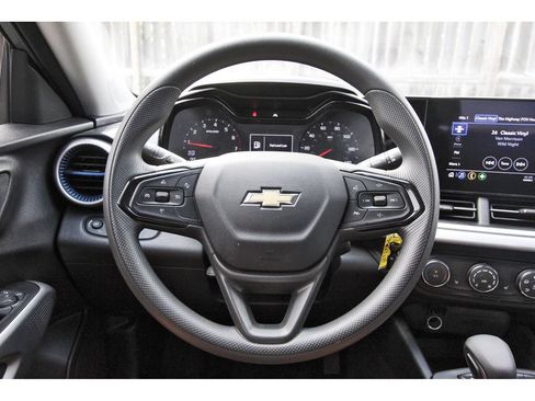 Used 2025 Chevrolet Trax LS w/ LS Convenience Package FWD image 16