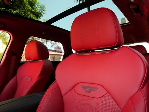 New 2025 Bentley Bentayga image 17