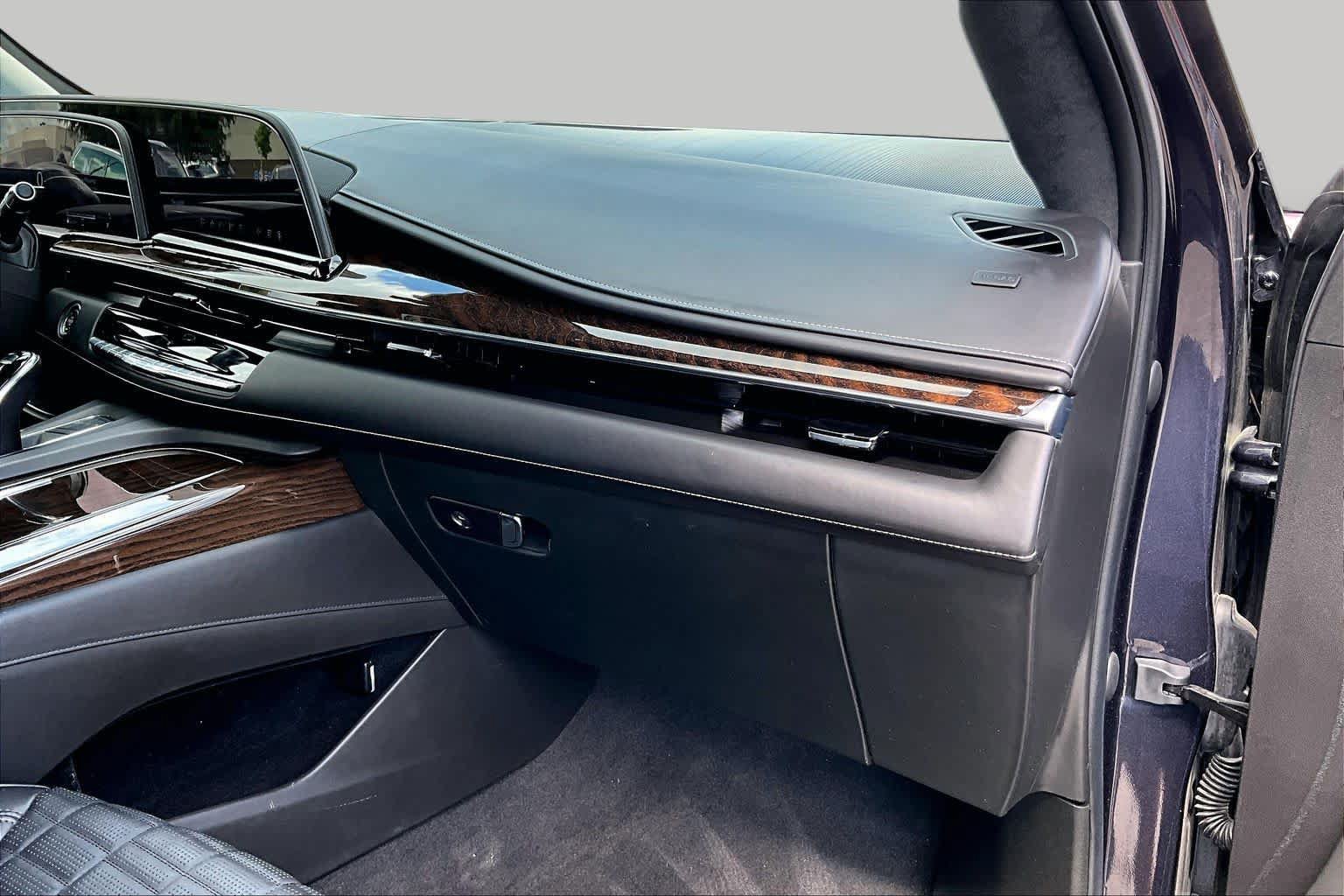 Used 2022 Cadillac Escalade Premium Luxury Platinum AWD/4WD image 17