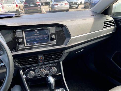 Used 2021 Volkswagen Jetta SE FWD image 6