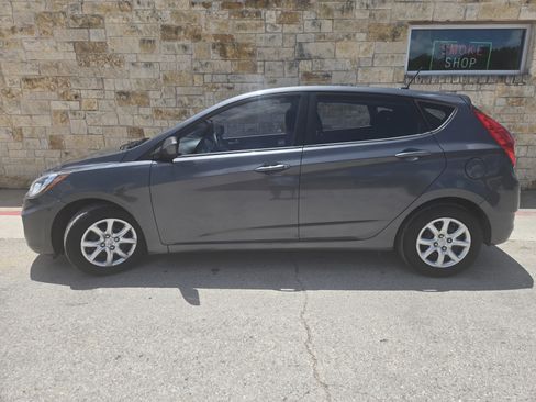 Used 2012 Hyundai Accent GS FWD image 2