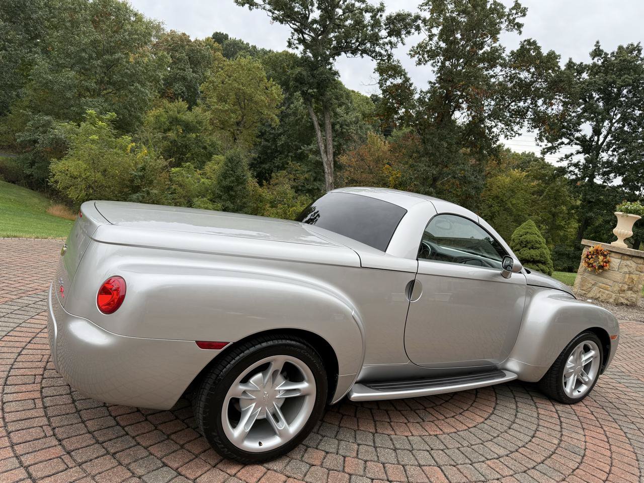 Used 2004 Chevrolet SSR w/ Preferred Equipment Group RWD image 6