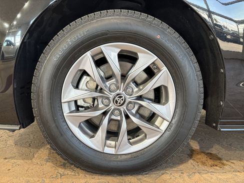 Certified 2025 Toyota Sienna XLE image 10