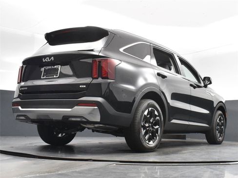 Used 2025 Kia Sorento S image 14