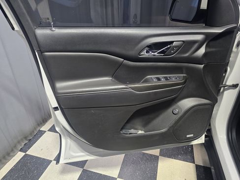 Used 2017 GMC Acadia SLT image 16